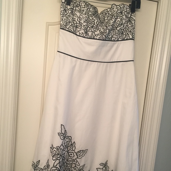 White House Black Market Dresses & Skirts - WHBM Cotton Strapless dress, size 4